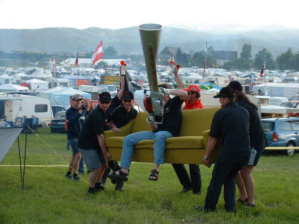Nachbarn_bringen_Sofa